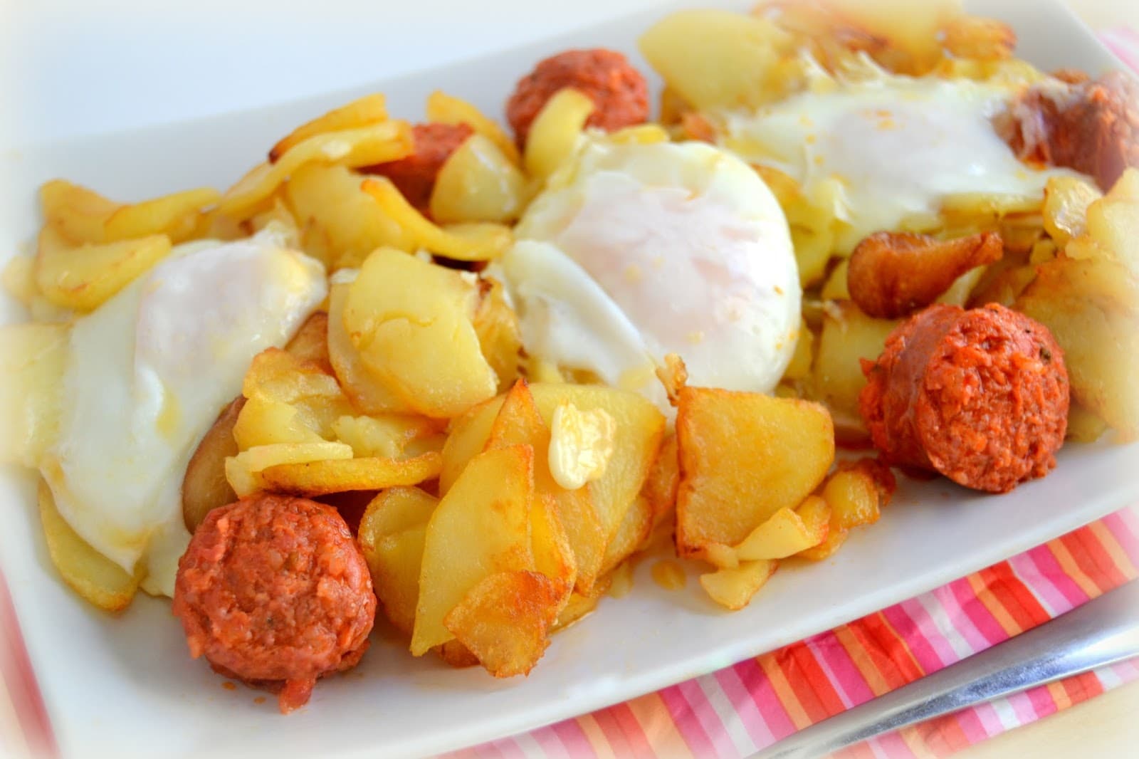 http://www.gastronomicspain.com/blog/wp-content/uploads/2019/07/huevos_rotos-con-chorizo-de-fre%C3%ADr-1.jpg