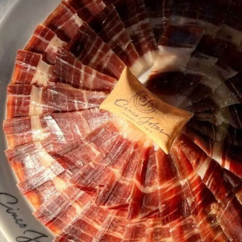 Cómo cortar un Jamón Cinco Jotas: Guía Completa para disfrutar de su sabor